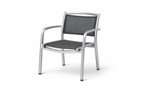 Silla apilable de aluminio con asiento de tejido técnico y altura de 45 cm