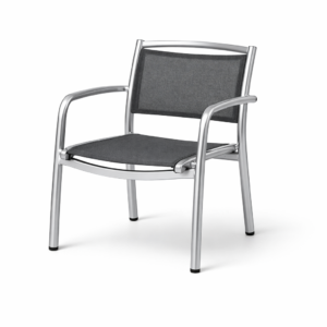 Silla apilable de aluminio con asiento de tejido técnico y altura de 45 cm